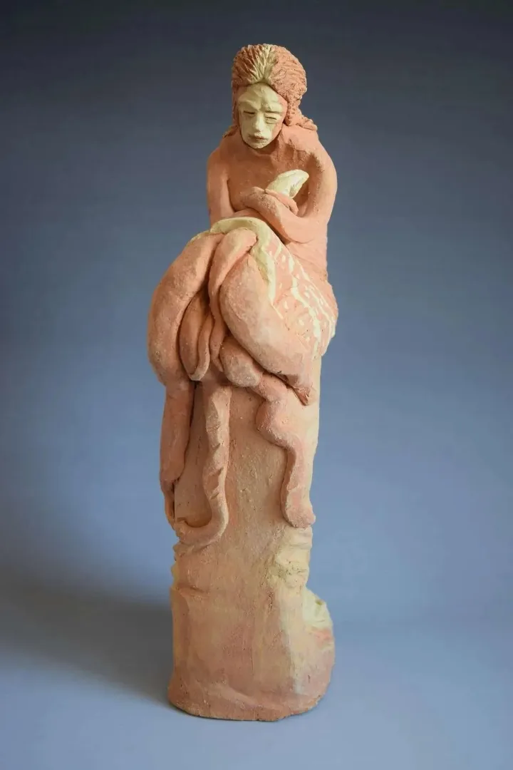 "Buluşma" eseri ALİ CİHAN KAYALIOĞLU tarafından 2015 yılında 37x9x15.5 cm ölçülerinde Seramik Elle Şekillendirme tekniği ile yapılmıştır.