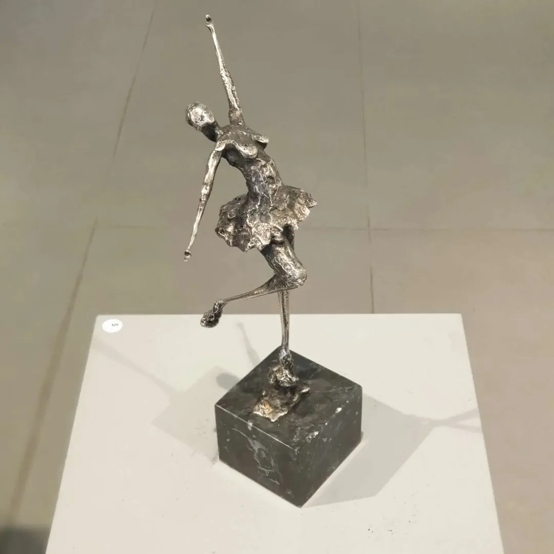 yakınlaştır "İsimsiz" eseri ÖZER AKTAŞ tarafından 28x13x7 cm ölçülerinde Demir yontu tekniği ile yapılmıştır.