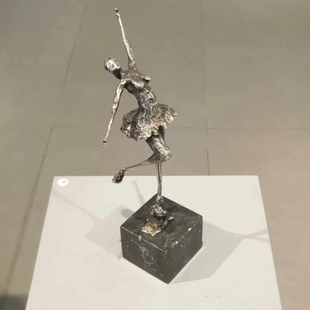 ÖZER AKTAŞ Bu eser ÖZER AKTAŞ tarafından 28x13x7 cm ölçülerinde Demir yontu tekniği ile yapılmıştır.