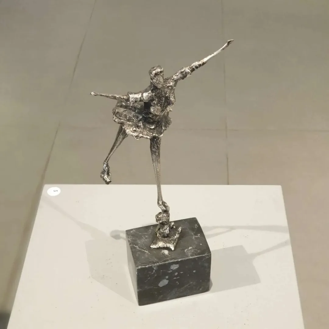 yakınlaştır "İsimsiz" eseri ÖZER AKTAŞ tarafından 26x12x10 cm ölçülerinde Demir yontu tekniği ile yapılmıştır.