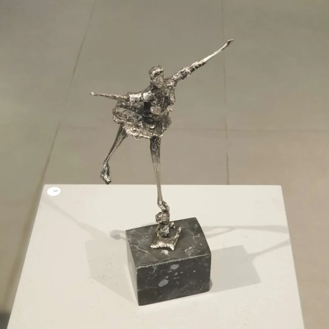 ÖZER AKTAŞ Bu eser ÖZER AKTAŞ tarafından 26x12x10 cm ölçülerinde Demir yontu tekniği ile yapılmıştır.