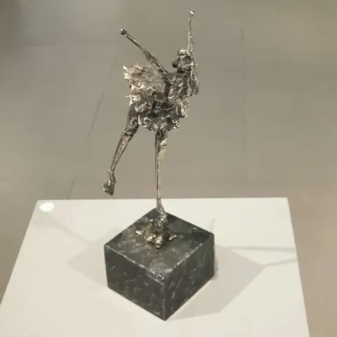 Bu eser ÖZER AKTAŞ tarafından 28x11x11 cm ölçülerinde Demir yontu tekniği ile yapılmıştır.