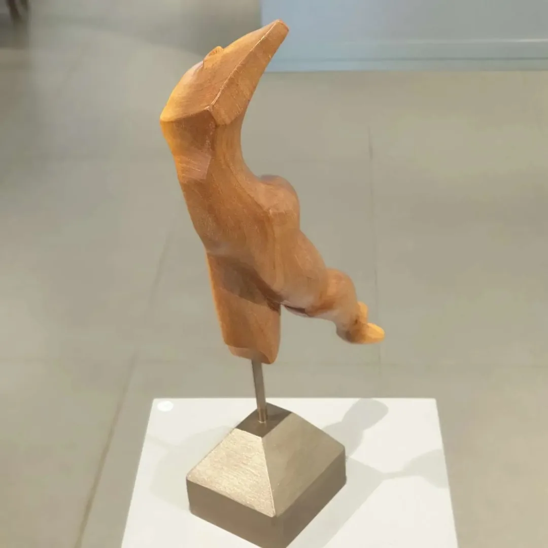 Bu eser AZİMET KARAMAN tarafından 2019 yılında 44x10x21 cm ölçülerinde Ağaç Yontu (Ceviz) tekniği ile yapılmıştır.