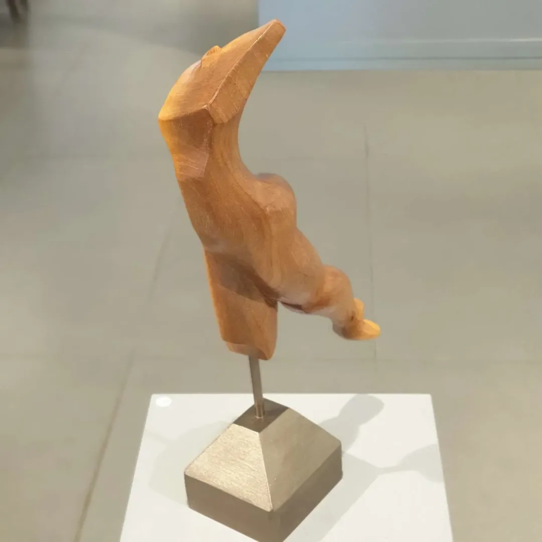 AZİMET KARAMAN — 2019 Bu eser AZİMET KARAMAN tarafından 2019 yılında 44x10x21 cm ölçülerinde Ağaç Yontu (Ceviz) tekniği ile yapılmıştır.