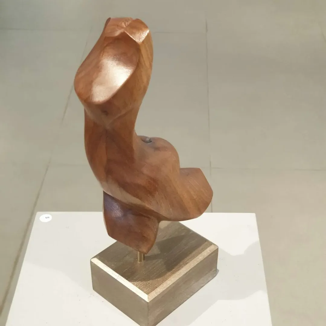AZİMET KARAMAN — 2019 Bu eser AZİMET KARAMAN tarafından 2019 yılında 34x9x13 cm ölçülerinde Ağaç Yontu (Ceviz) tekniği ile yapılmıştır.