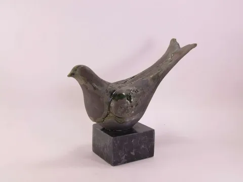 "Kuşlar-1" eseri MİNE POYRAZ tarafından 2019 yılında 25x20x10 cm ölçülerinde Raku tekniği ile yapılmıştır.