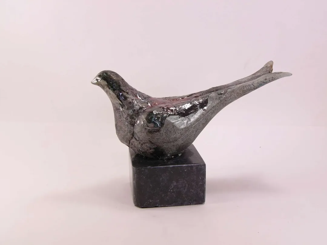 yakınlaştır "Kuşlar-1" eseri MİNE POYRAZ tarafından 2019 yılında 25x20x10 cm ölçülerinde Raku tekniği ile yapılmıştır.