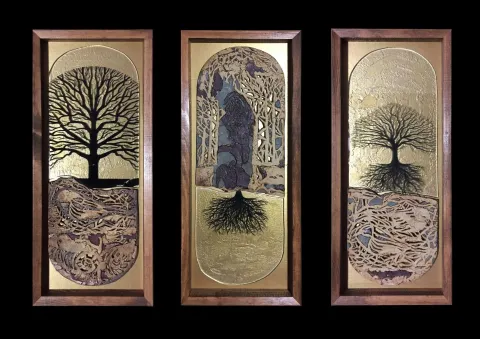 "Kökler Ve Gövdeler" eseri MİNE POYRAZ tarafından 2017 yılında 30x60 cm ölçülerinde Ajur Cam Füzyon 1200 Derece Seramik Ajur ve Cam Füzyon Tekniği tekniği ile yapılmıştır.