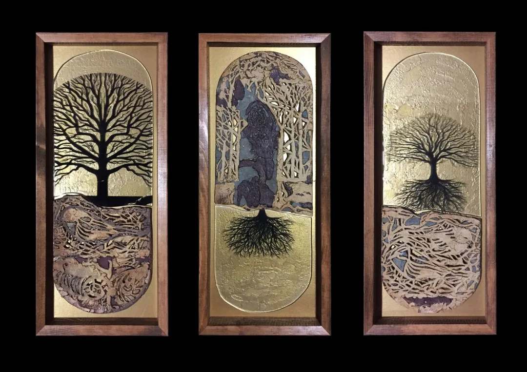 yakınlaştır "Kökler Ve Gövdeler" eseri MİNE POYRAZ tarafından 2017 yılında 30x60 cm ölçülerinde Ajur Cam Füzyon 1200 Derece Seramik Ajur ve Cam Füzyon Tekniği tekniği ile yapılmıştır.