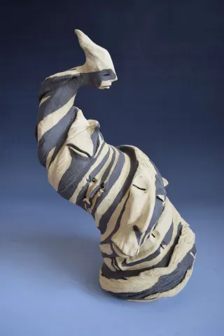 "Vertigo" eseri ALİ CİHAN KAYALIOĞLU tarafından 2016 yılında 34.5x17x22 cm ölçülerinde Seramik, Elle Şekillendirme tekniği ile yapılmıştır.