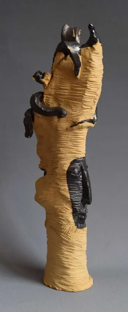 "Düşününce" eseri ALİ CİHAN KAYALIOĞLU tarafından 2017 yılında 34x9x14 cm ölçülerinde Seramik, Elle Şekillendirme tekniği ile yapılmıştır.