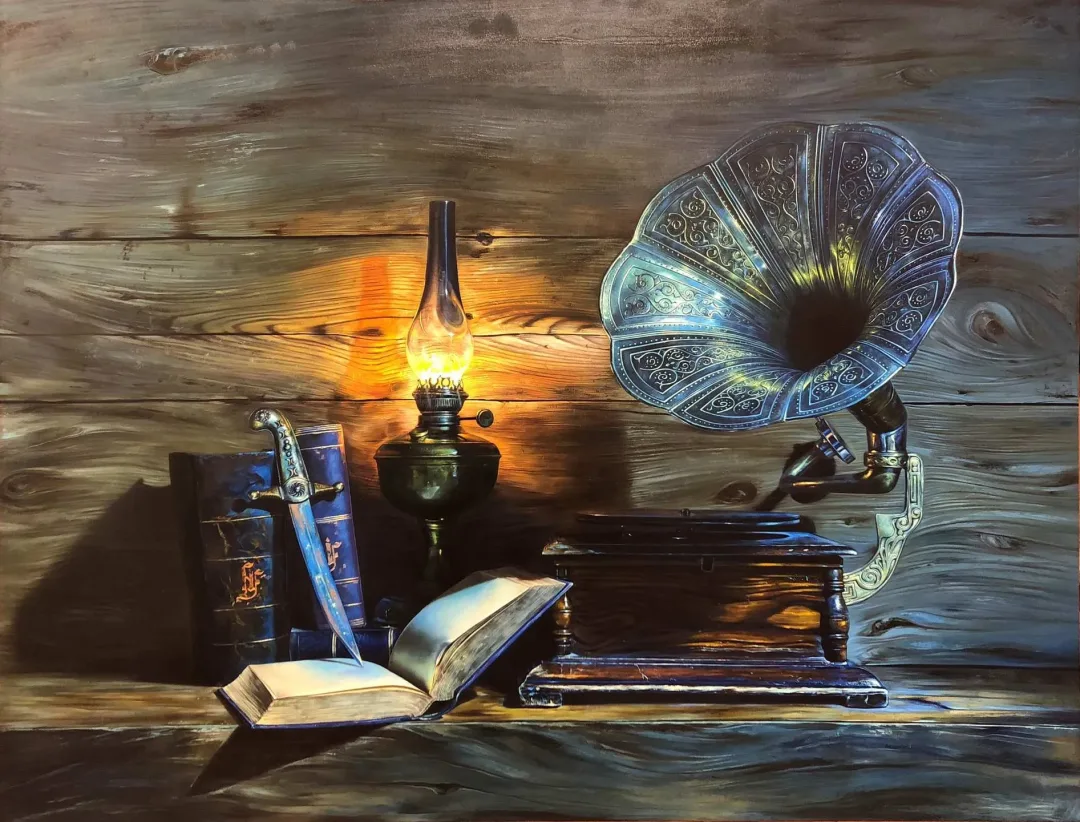 "Gramofon" eseri HÜSEYİN FEYZULLAH tarafından 2019 yılında 120x150 cm ölçülerinde Tuval üzeri yağlı boya tekniği ile yapılmıştır.