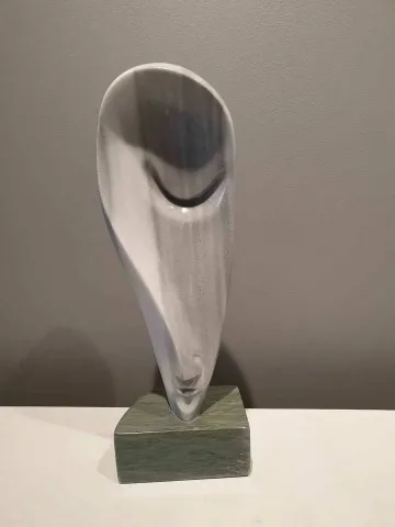 "Çünkü" eseri DİNÇER GÜNGÖRÜR tarafından 2018 yılında 57x19x12 cm ölçülerinde Marmara mermeri tekniği ile yapılmıştır.