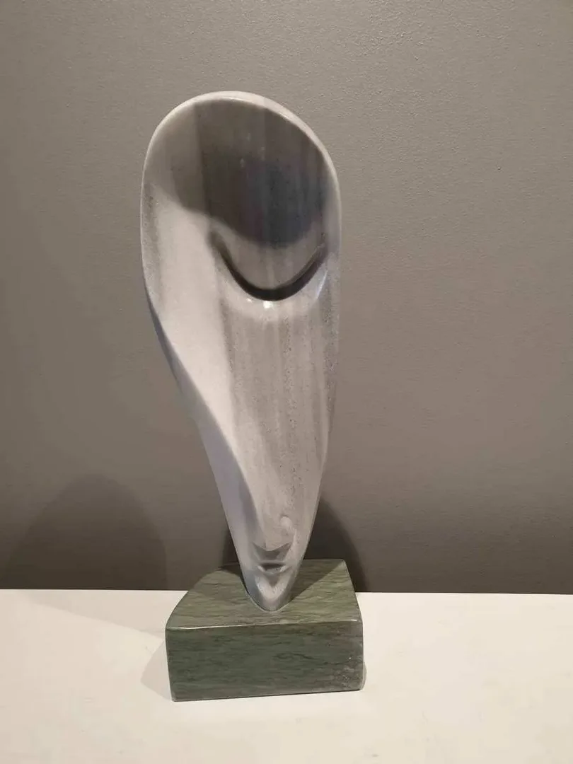 yakınlaştır "Çünkü" eseri DİNÇER GÜNGÖRÜR tarafından 2018 yılında 57x19x12 cm ölçülerinde Marmara mermeri tekniği ile yapılmıştır.