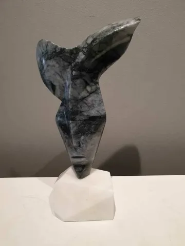 "Şeb" eseri DİNÇER GÜNGÖRÜR tarafından 2019 yılında 43x20x13 cm ölçülerinde Kaplan Postu tekniği ile yapılmıştır.
