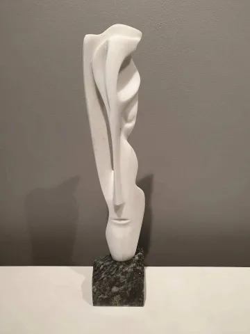 "Hektor" eseri DİNÇER GÜNGÖRÜR tarafından 2019 yılında 63x12x11 cm ölçülerinde Kemalpaşa mermeri tekniği ile yapılmıştır.
