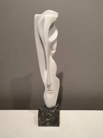 "Hektor" eseri DİNÇER GÜNGÖRÜR tarafından 2019 yılında 63x12x11 cm ölçülerinde Kemalpaşa mermeri tekniği ile yapılmıştır.