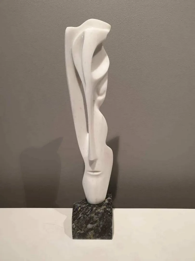 yakınlaştır "Hektor" eseri DİNÇER GÜNGÖRÜR tarafından 2019 yılında 63x12x11 cm ölçülerinde Kemalpaşa mermeri tekniği ile yapılmıştır.
