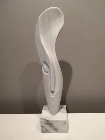 "Zaman" eseri DİNÇER GÜNGÖRÜR tarafından 2018 yılında 75x17x17 cm ölçülerinde Marmara mermeri tekniği ile yapılmıştır.