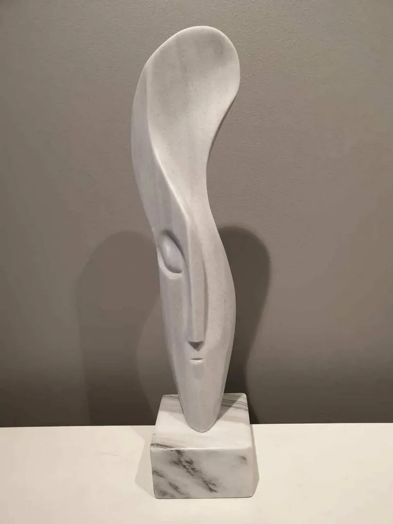 "Zaman" eseri DİNÇER GÜNGÖRÜR tarafından 2018 yılında 75x17x17 cm ölçülerinde Marmara mermeri tekniği ile yapılmıştır.