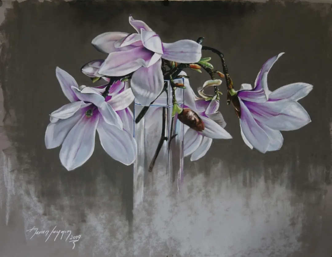 "Manolya" eseri HASAN SAYGIN tarafından 2019 yılında 33x43 cm ölçülerinde Kağıt üzeri pastel boya tekniği ile yapılmıştır.