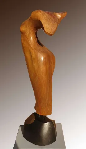 "İsimsiz" eseri AZİMET KARAMAN tarafından 2019 yılında 108x38x30 cm ölçülerinde Ceviz Ahşap Yontu tekniği ile yapılmıştır.