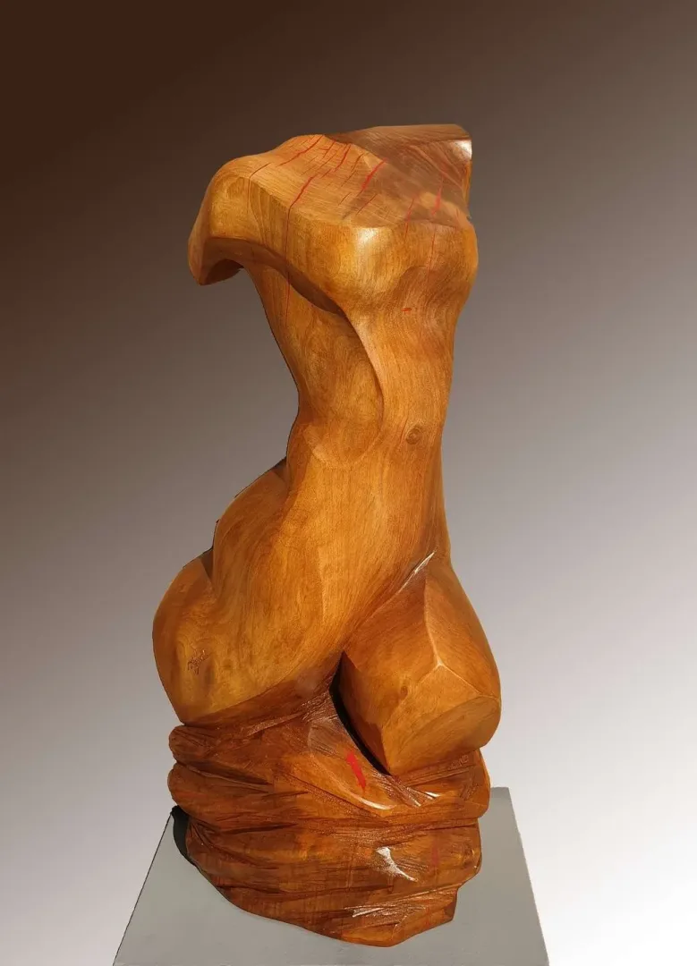 "İsimsiz" eseri AZİMET KARAMAN tarafından 2019 yılında 80x30x24 cm ölçülerinde Ceviz Ahşap Yontu tekniği ile yapılmıştır.