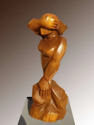"İsimsiz" eseri AZİMET KARAMAN tarafından 2019 yılında 79x29x27 cm ölçülerinde Ceviz Ahşap Yontu tekniği ile yapılmıştır.