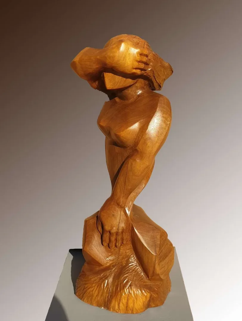 "İsimsiz" eseri AZİMET KARAMAN tarafından 2019 yılında 79x29x27 cm ölçülerinde Ceviz Ahşap Yontu tekniği ile yapılmıştır.