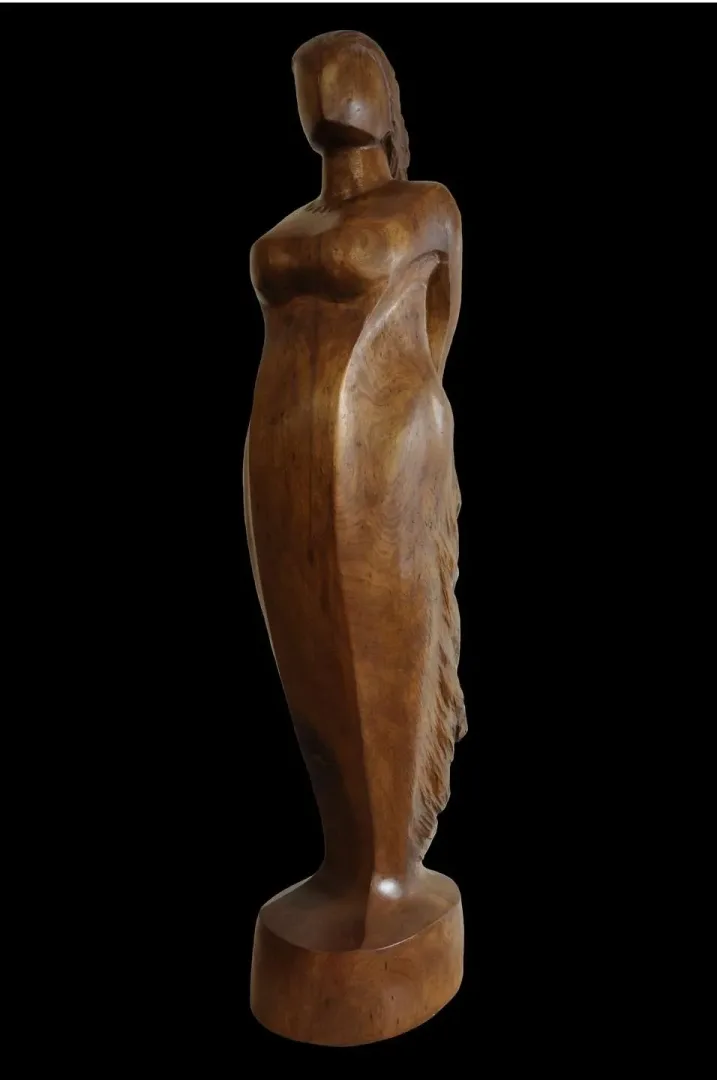 AZİMET KARAMAN — “İsimsiz” "İsimsiz" eseri AZİMET KARAMAN tarafından 107x30x27 cm ölçülerinde Ceviz yontu tekniği ile yapılmıştır.