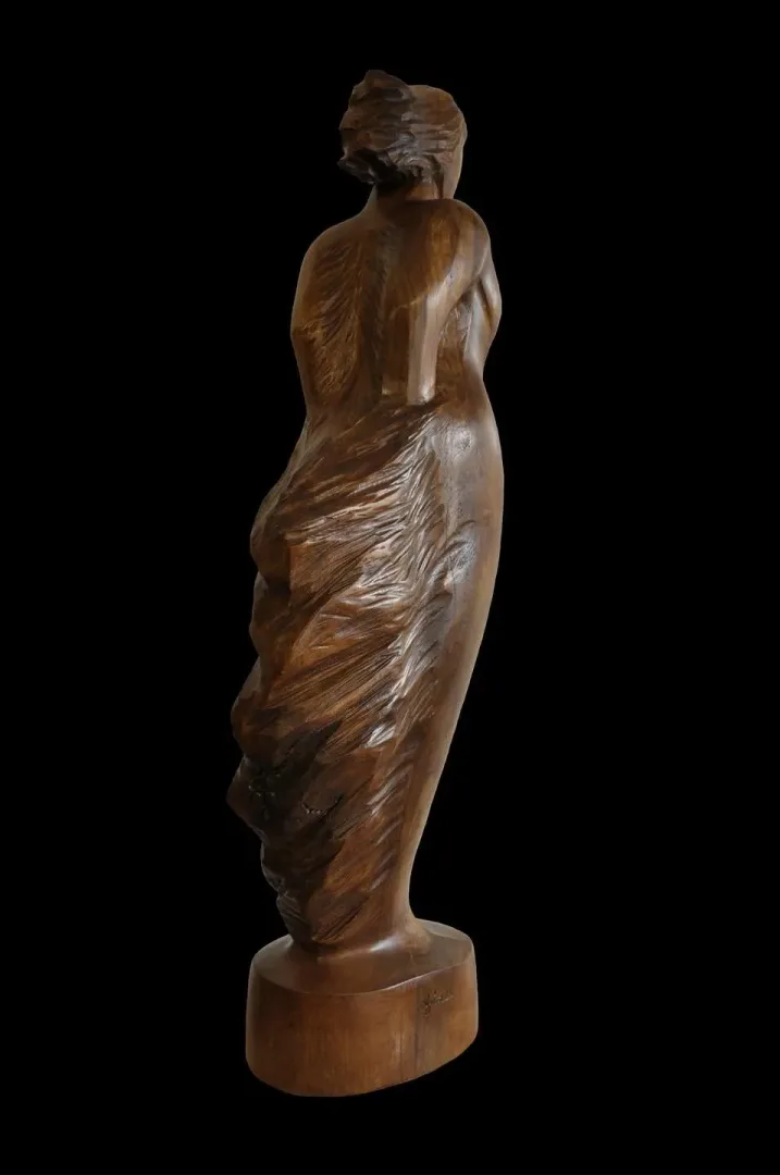 AZİMET KARAMAN — “İsimsiz” "İsimsiz" eseri AZİMET KARAMAN tarafından 107x30x27 cm ölçülerinde Ceviz yontu tekniği ile yapılmıştır.