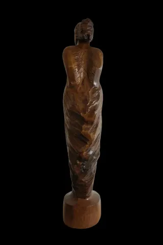 AZİMET KARAMAN — “Untitled” "İsimsiz" eseri AZİMET KARAMAN tarafından 107x30x27 cm ölçülerinde Ceviz yontu tekniği ile yapılmıştır.