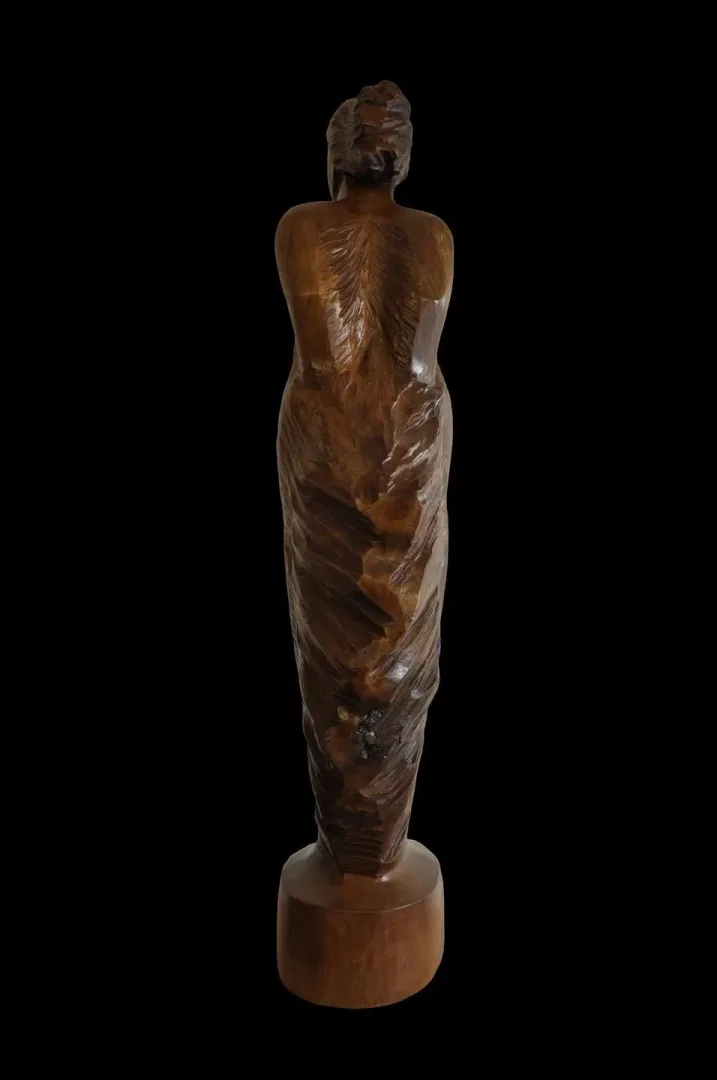 AZİMET KARAMAN — “İsimsiz” "İsimsiz" eseri AZİMET KARAMAN tarafından 107x30x27 cm ölçülerinde Ceviz yontu tekniği ile yapılmıştır.
