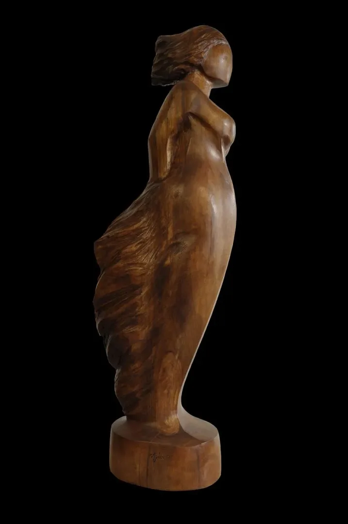 AZİMET KARAMAN — “İsimsiz” "İsimsiz" eseri AZİMET KARAMAN tarafından 107x30x27 cm ölçülerinde Ceviz yontu tekniği ile yapılmıştır.