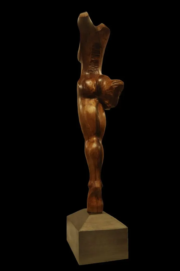 AZİMET KARAMAN — “İsimsiz” "İsimsiz" eseri AZİMET KARAMAN tarafından 45x11x10 cm ölçülerinde Ceviz yontu tekniği ile yapılmıştır.