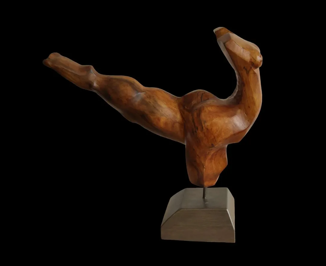 AZİMET KARAMAN — “İsimsiz” "İsimsiz" eseri AZİMET KARAMAN tarafından 47x35x12 cm ölçülerinde Ceviz yontu tekniği ile yapılmıştır.