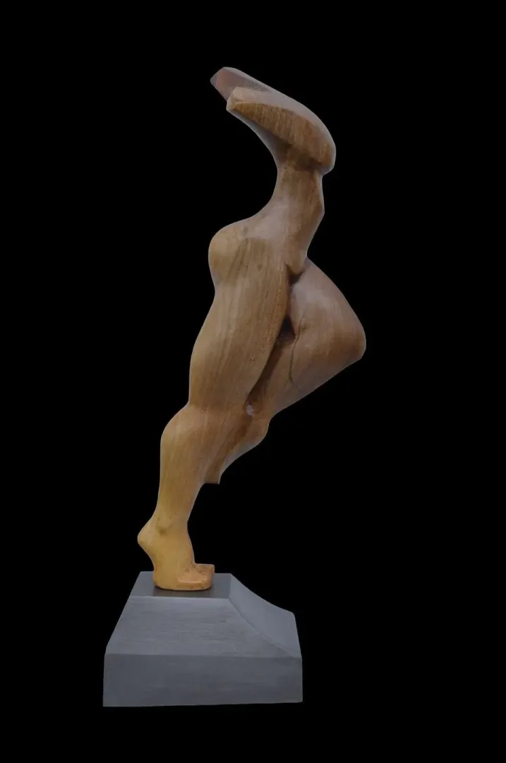 AZİMET KARAMAN — “İsimsiz” "İsimsiz" eseri AZİMET KARAMAN tarafından 56x20x10 cm ölçülerinde Ceviz yontu tekniği ile yapılmıştır.