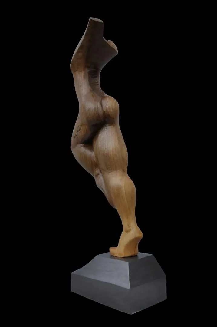 yakınlaştır "İsimsiz" eseri AZİMET KARAMAN tarafından 56x20x10 cm ölçülerinde Ceviz yontu tekniği ile yapılmıştır.
