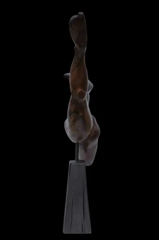 AZİMET KARAMAN — “Untitled” "İsimsiz" eseri AZİMET KARAMAN tarafından 57x33x10 cm ölçülerinde Ceviz yontu tekniği ile yapılmıştır.