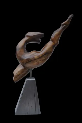 AZİMET KARAMAN — “Untitled” "İsimsiz" eseri AZİMET KARAMAN tarafından 57x33x10 cm ölçülerinde Ceviz yontu tekniği ile yapılmıştır.