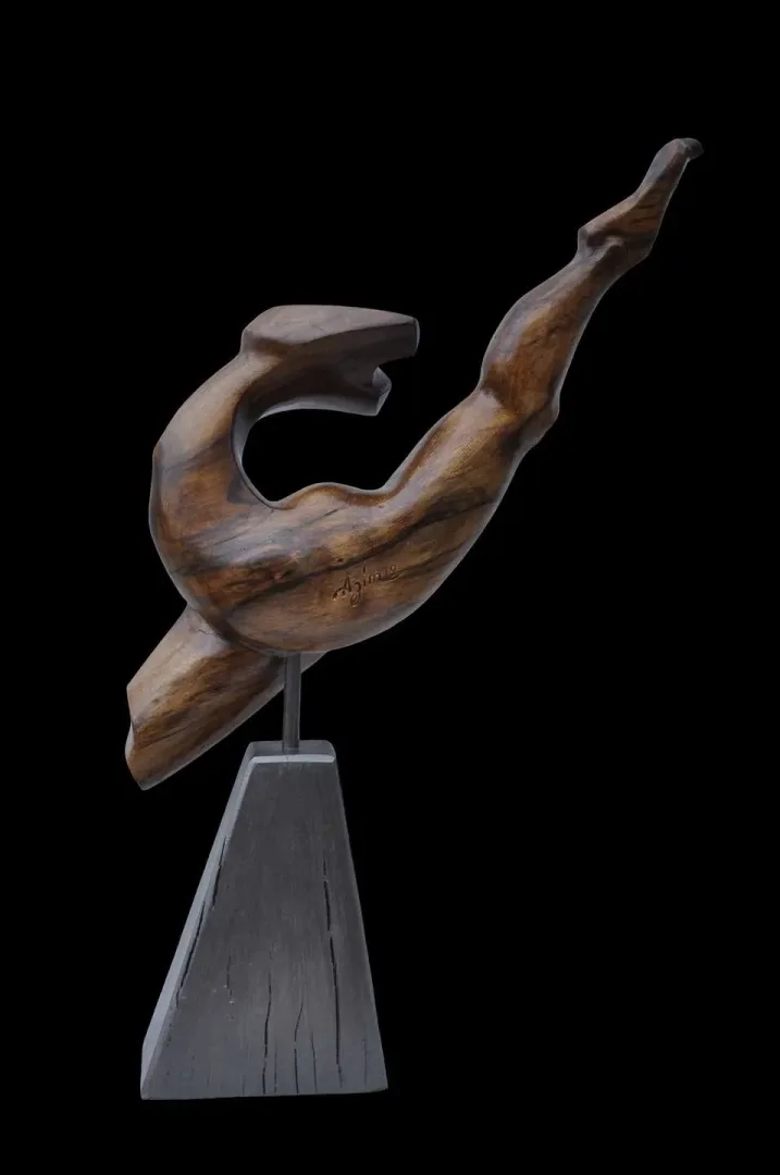AZİMET KARAMAN — “İsimsiz” "İsimsiz" eseri AZİMET KARAMAN tarafından 57x33x10 cm ölçülerinde Ceviz yontu tekniği ile yapılmıştır.