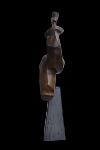 "İsimsiz" eseri AZİMET KARAMAN tarafından 57x33x10 cm ölçülerinde Ceviz yontu tekniği ile yapılmıştır.