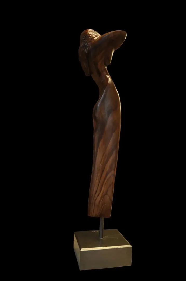 AZİMET KARAMAN — “İsimsiz” "İsimsiz" eseri AZİMET KARAMAN tarafından 74x22x18 cm ölçülerinde Akasya Yontu tekniği ile yapılmıştır.