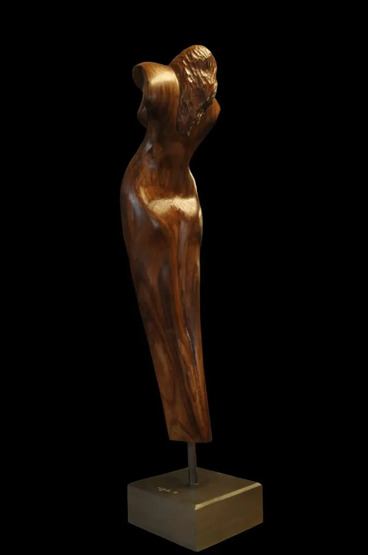 AZİMET KARAMAN — “İsimsiz” "İsimsiz" eseri AZİMET KARAMAN tarafından 74x22x18 cm ölçülerinde Akasya Yontu tekniği ile yapılmıştır.
