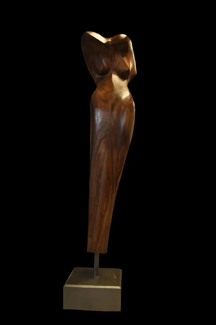 AZİMET KARAMAN — “İsimsiz” "İsimsiz" eseri AZİMET KARAMAN tarafından 74x22x18 cm ölçülerinde Akasya Yontu tekniği ile yapılmıştır.