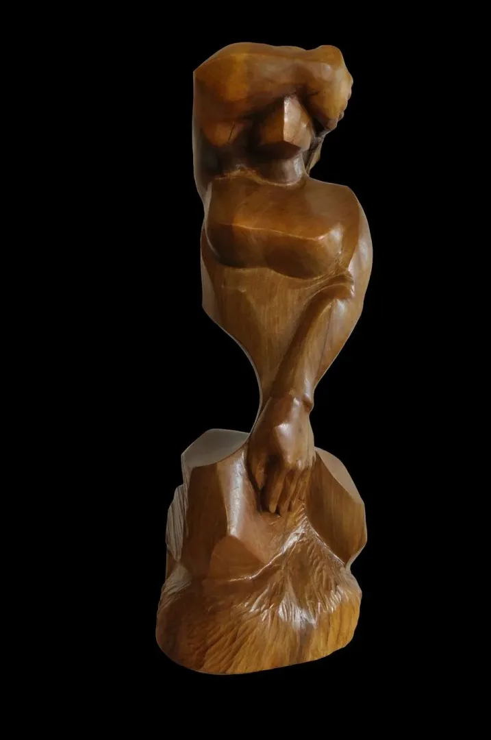 AZİMET KARAMAN — “İsimsiz” "İsimsiz" eseri AZİMET KARAMAN tarafından 80x22x24 cm ölçülerinde Ceviz yontu tekniği ile yapılmıştır.