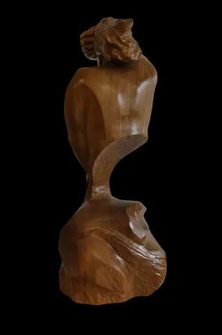 AZİMET KARAMAN — “Untitled” "İsimsiz" eseri AZİMET KARAMAN tarafından 80x22x24 cm ölçülerinde Ceviz yontu tekniği ile yapılmıştır.