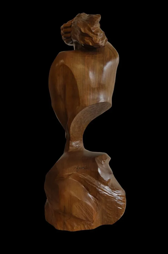 AZİMET KARAMAN — “İsimsiz” "İsimsiz" eseri AZİMET KARAMAN tarafından 80x22x24 cm ölçülerinde Ceviz yontu tekniği ile yapılmıştır.