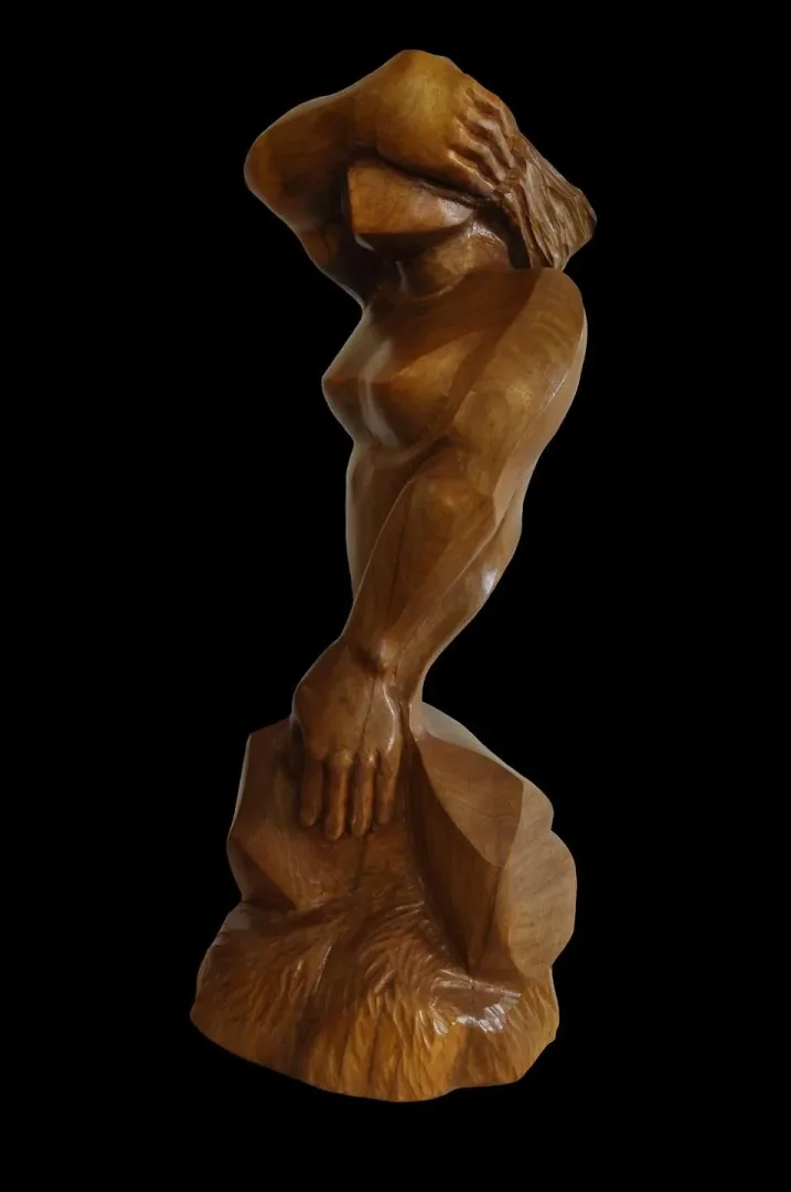 AZİMET KARAMAN — “İsimsiz” "İsimsiz" eseri AZİMET KARAMAN tarafından 80x22x24 cm ölçülerinde Ceviz yontu tekniği ile yapılmıştır.