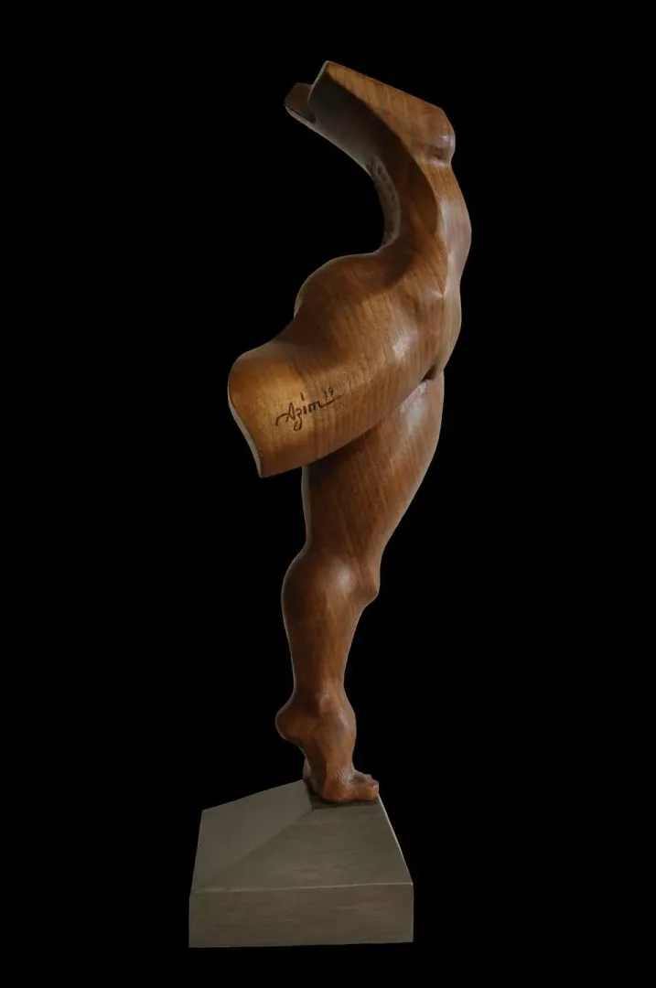 AZİMET KARAMAN — “İsimsiz” "İsimsiz" eseri AZİMET KARAMAN tarafından 65x19x16 cm ölçülerinde Ceviz yontu tekniği ile yapılmıştır.